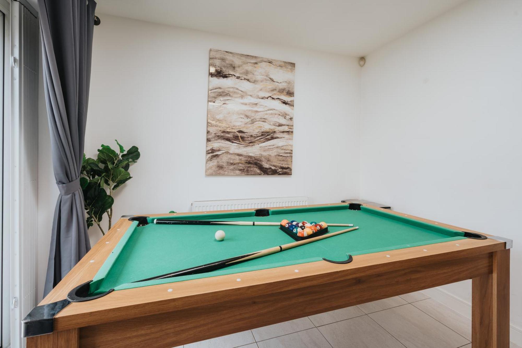 Дом отдыха Pool Table - Coop Live Arena, Etihad &